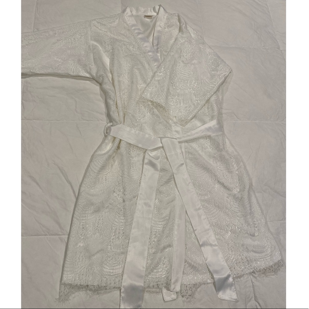 White Lace Robe - Picture 6 of 6
